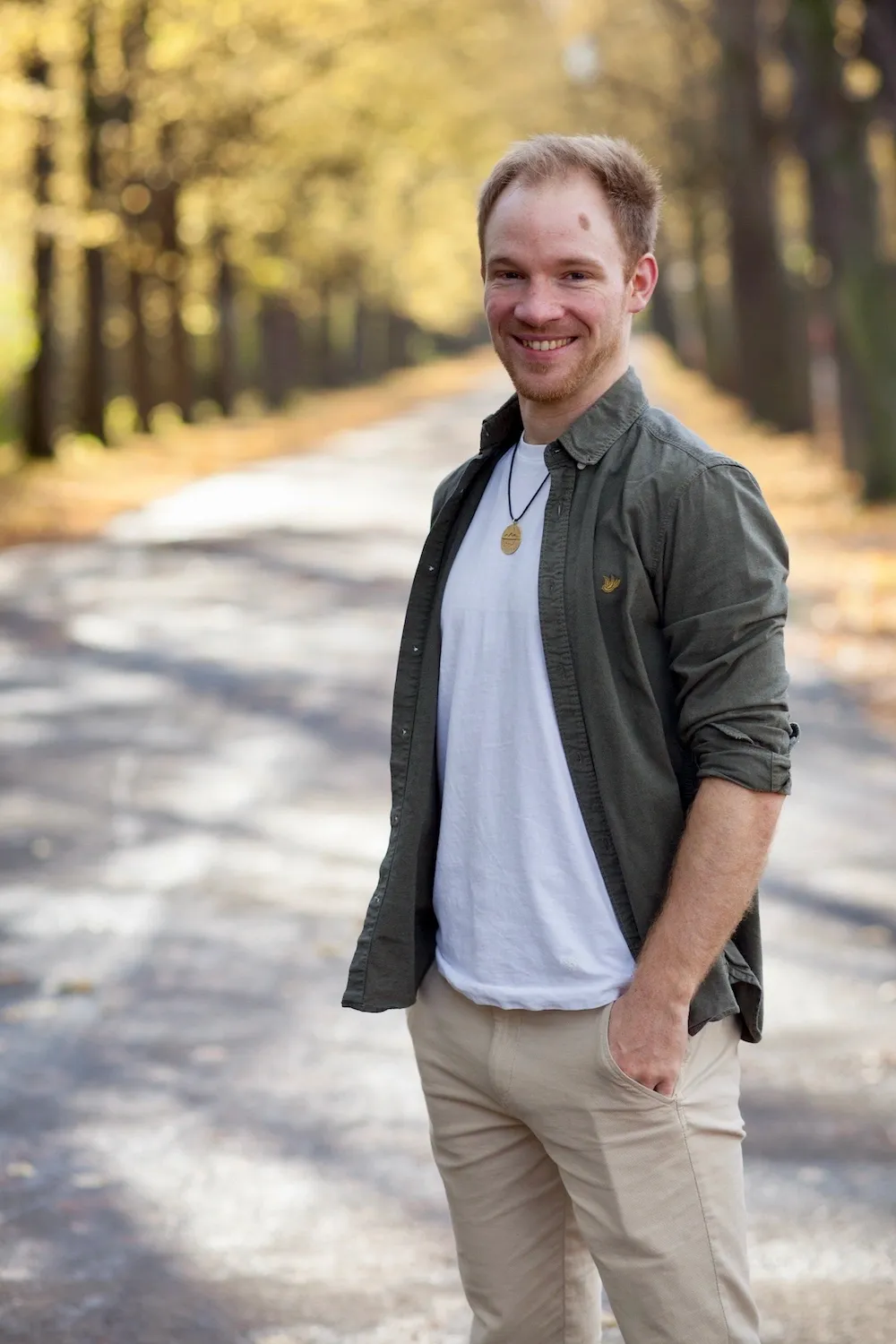 Osteopath Richard Manske in einem Park im Leipziger Westen