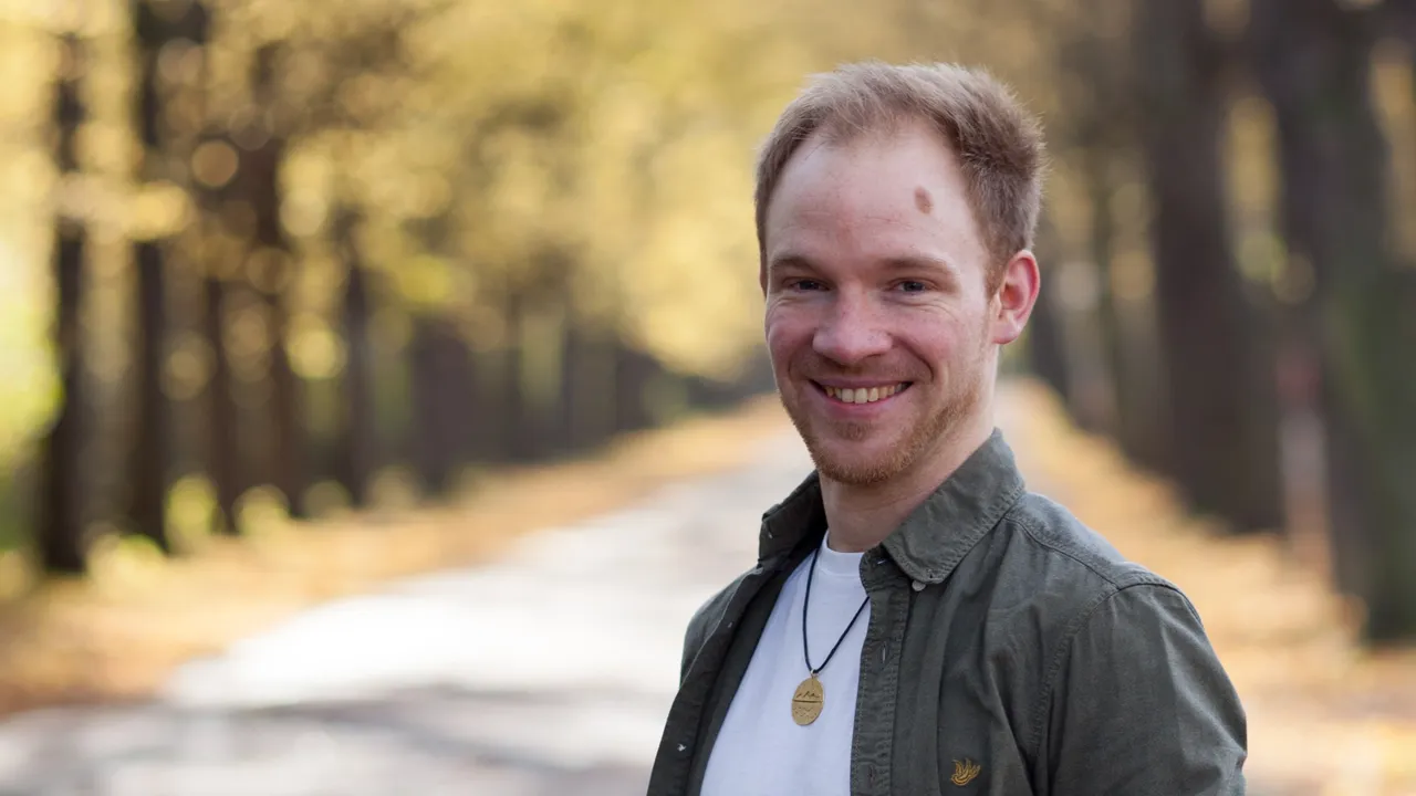 Osteopath Richard Manske in einem Park im Leipziger Westen